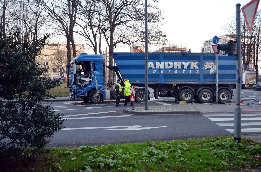 Schwerer VU LKW KVB Bus PKW Koeln Agrippinaufer Ubierring P187.JPG